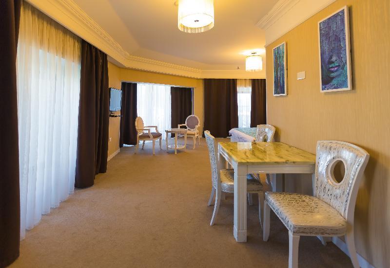 Amber Hotel Bakoe Buitenkant foto
