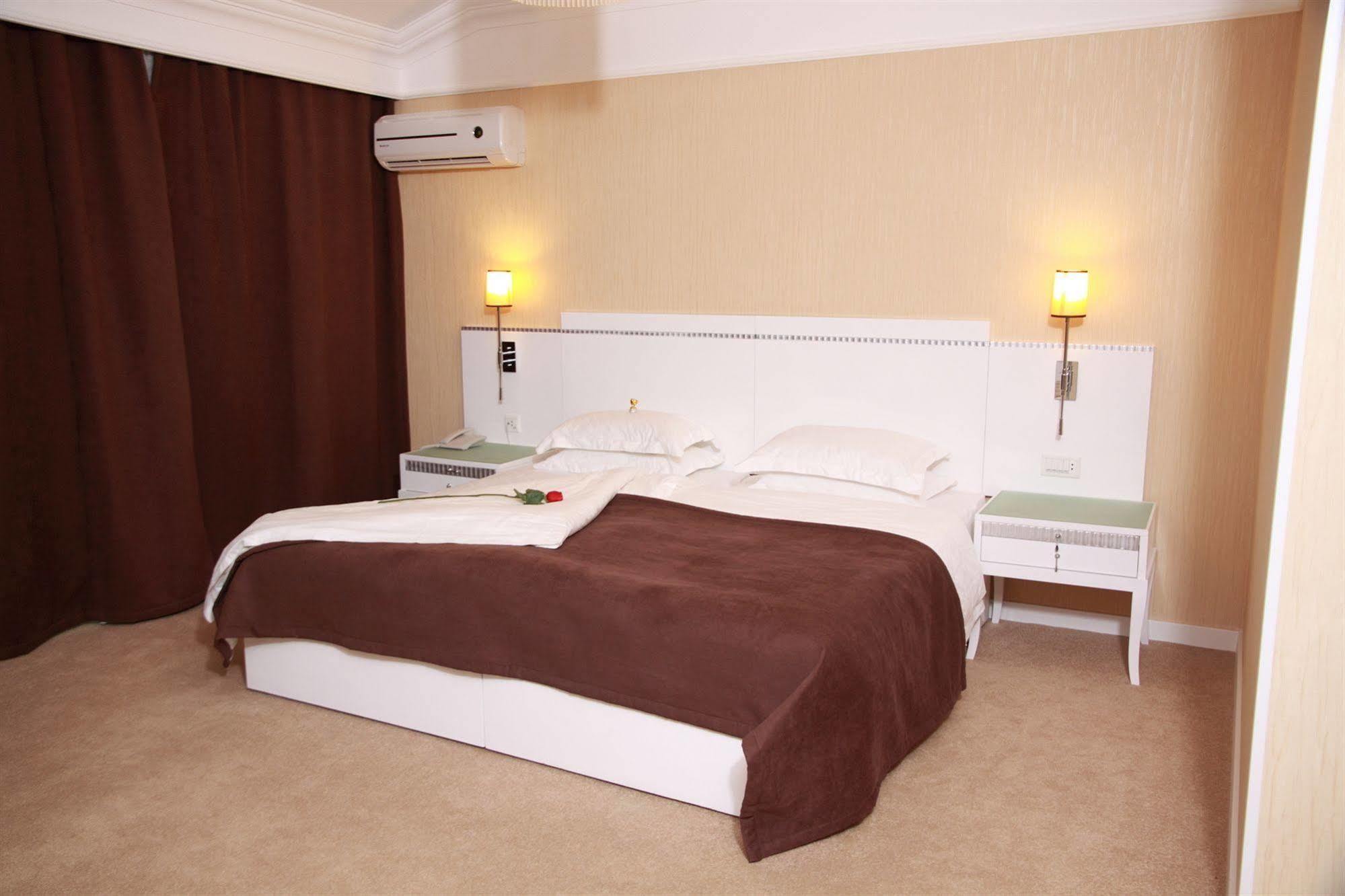 Amber Hotel Bakoe Buitenkant foto